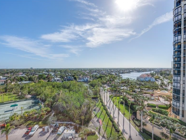 Naples Luxury Vacation Getaway Steps from the Beach